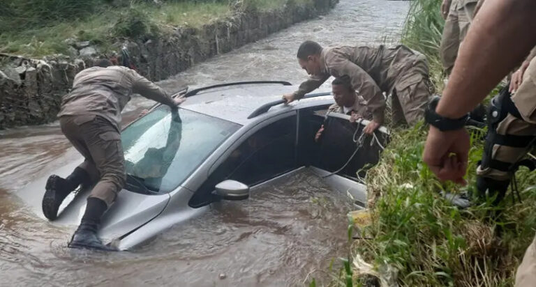 Policiais militares resgatam idoso em carro que caiu dentro de rio em Betim - Foto: Divulgação/ CBMMG