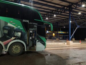 Motorista de ônibus com 17 passageiros é preso com CNH falsa na BR-040 - Foto: Divulgação/ PRF