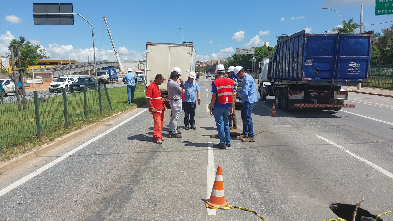 Buraco interdita faixas e complica trânsito na Avenida Cristiano Machado, em BH - Foto: Divulgação/BHTrans