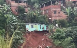 Criança e mais duas pessoas morrem após desabamento de casas em Ipatinga - Foto: Reprodução/Redes Sociais