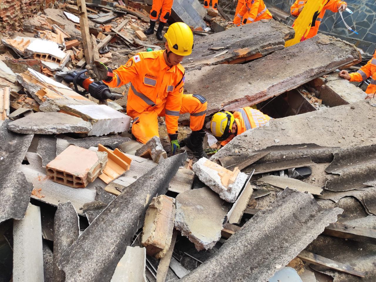 Desabamento de laje em casa deixa uma pessoa ferida em Sete Lagoas - Foto: Divulgação/CBMMG