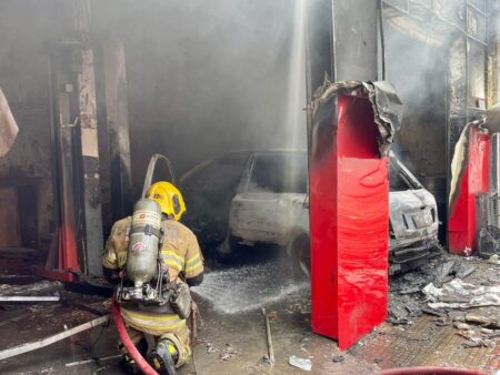 Carro pega fogo dentro de oficina mecânica em BH - Foto: Divulgação/Corpo de Bombeiros