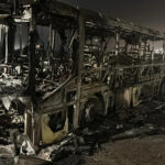 Ônibus é incendiado por criminosos no bairro San Genaro, em Ribeirão das Neves - Foto: Reprodução/Redes Sociais