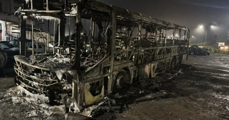 Ônibus é incendiado por criminosos no bairro San Genaro, em Ribeirão das Neves - Foto: Reprodução/Redes Sociais