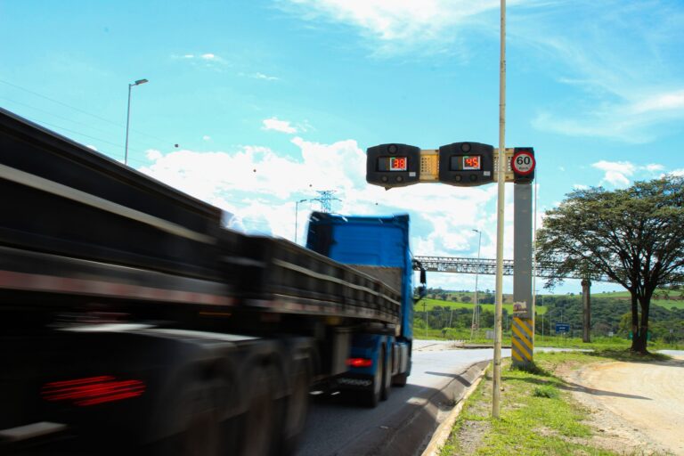 Estradas de Minas Gerais vão ganhar 764 radares eletrônicos de velocidade em 2025 - Foto: Ana Feres/DER-MG