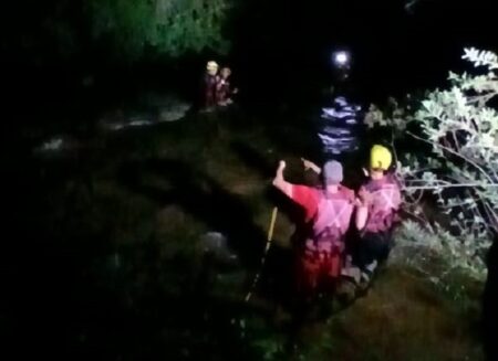 Pai e filho são resgatados após caírem em rio durante pescaria em Varginha - Foto: Divulgação/Corpo de BombeirosPai e filho são resgatados após caírem em rio durante pescaria em Varginha - Foto: Divulgação/Corpo de Bombeiros