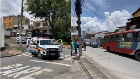 Homem sequestra ônibus metropolitano em Contagem e faz motorista de refém - Foto: Reprodução/ Redes Sociais