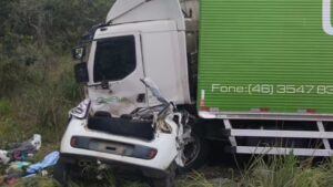 Três pessoas morrem em acidente entre carro e caminhão na BR-040, em Paracatu - Foto: Divulgação/PRF