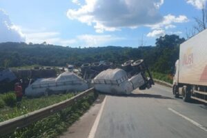 Motorista morre após carreta tombar na BR-262, em Conceição do Pará - Foto: Divulgação/Triunfo Concebra