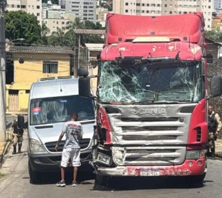 Acidente entre van escolar e carreta deixa crianças feridas no bairro Nova Gameleira, em BH - Foto: Reprodução/Redes Sociais