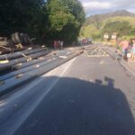 Acidente entre carreta e caminhão interdita BR-381, em São Gonçalo do Rio Abaixo - Foto: Reprodução/Redes Sociais