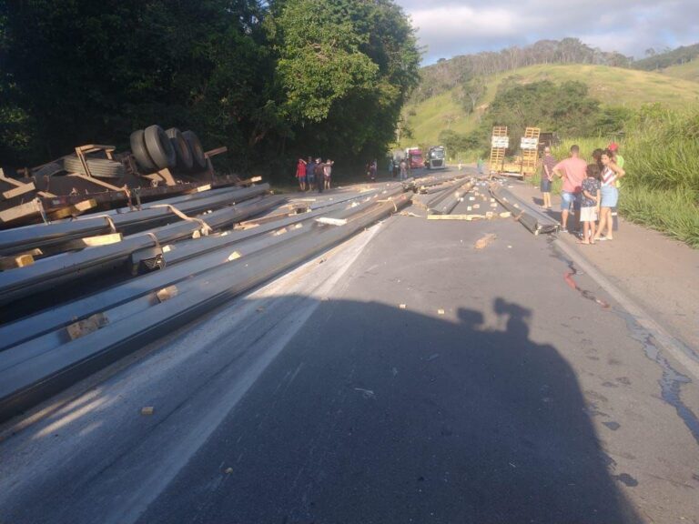 Acidente entre carreta e caminhão interdita BR-381, em São Gonçalo do Rio Abaixo - Foto: Reprodução/Redes Sociais