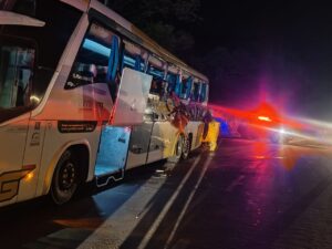 Acidente entre ônibus e carreta deixa 24 vítimas na BR-381, em Sabará - Foto: Divulgação/CBMMG