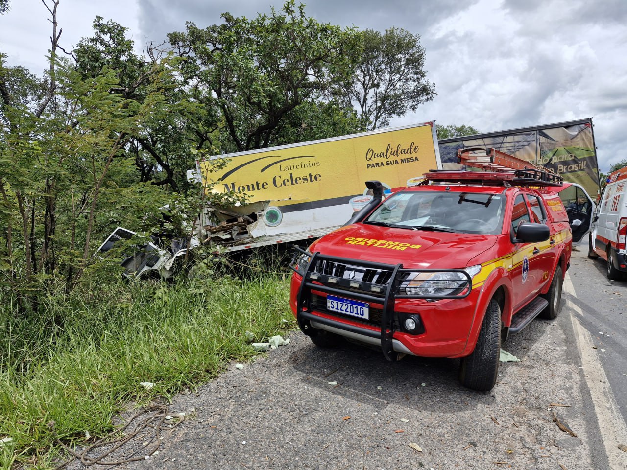 Acidente entre caminhões deixa morto e feridos na BR-040, em São Gonçalo do Abaeté - Foto: Divulgação/CBMMG