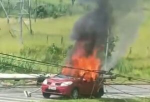 Dois ficam feridos após carro bater em poste, derrubar transformador e pegar fogo na Fernão Dias - Foto: Reprodução/Redes Sociais