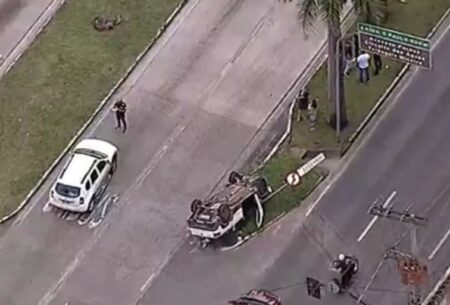 Acidente com capotamento de carro deixa policial ferido na Avenida Antônio Carlos, em BH - Foto: Reprodução/TV Globo