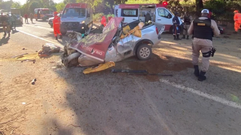 Acidente entre moto, carro e caminhão deixa dois mortos na BR-458 - Foto: Corpo de Bombeiros