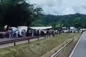 Acidente com carreta deixa motorista morto na Rodovia Fernão Dias, em Itaguara - Foto: Reprodução/Redes Sociais