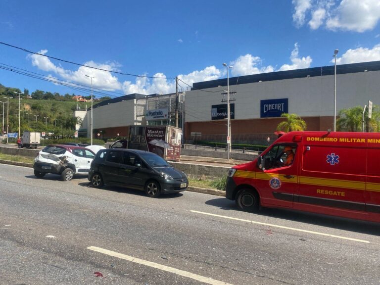 Acidente entre carros complica trânsito na Avenida Nossa Senhora do Carmo, em BH - Foto: Divulgação/PBH