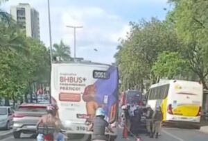 Garupa de moto é lançada na pista e morre atropelada por ônibus na Av. Nossa Senhora do Carmo, em BH - Foto: Reprodução/Redes Sociais