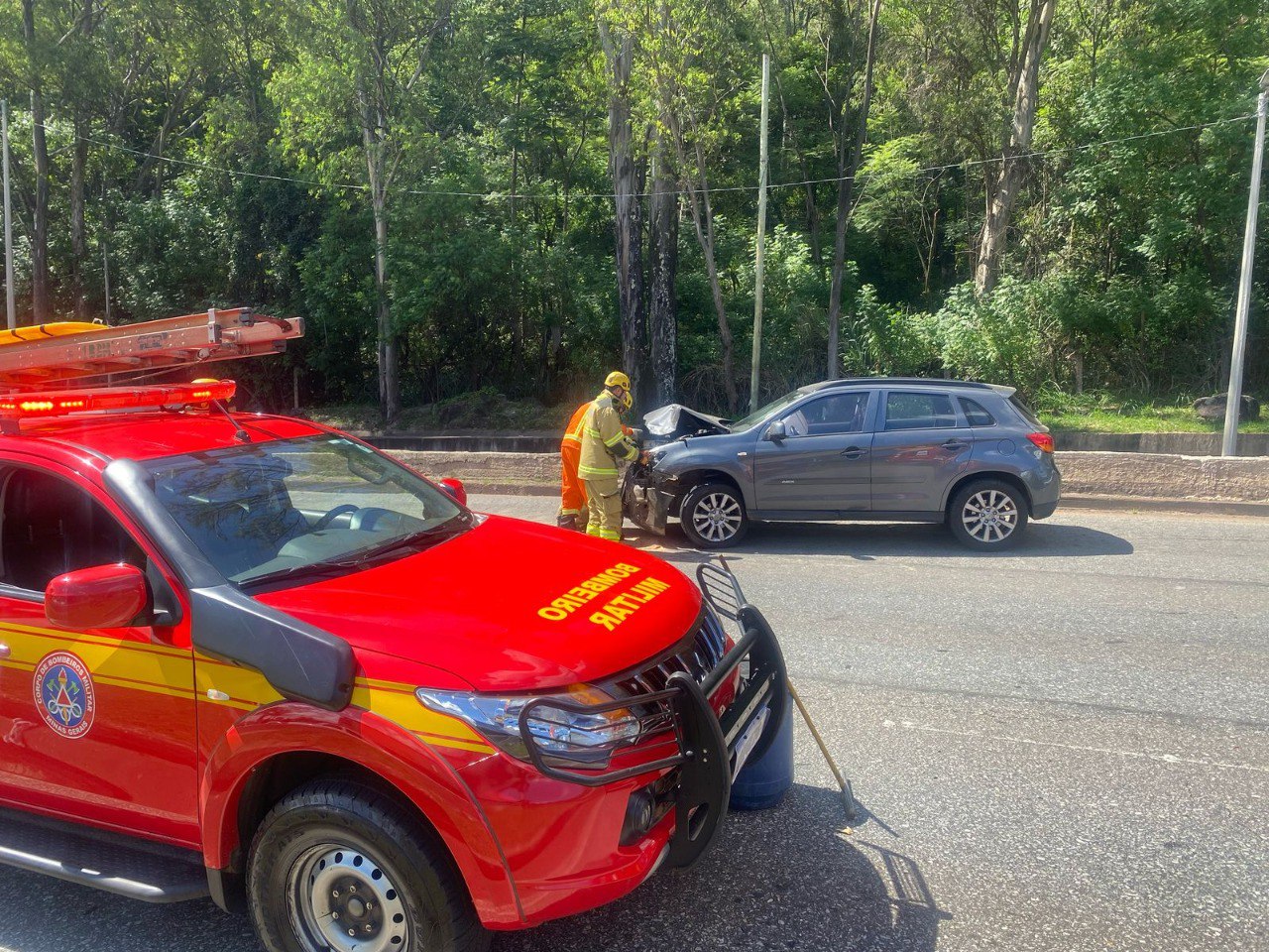 Acidente entre carros complica trânsito na Avenida Nossa Senhora do Carmo, em BH - Foto: Divulgação/PBH