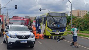 Acidente entre motocicleta e ônibus deixa homem morto em Uberaba - Foto: Divulgação/CBMMG