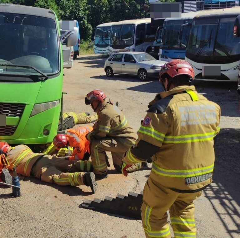 Dois homens ficam presos embaixo de ônibus durante manutenção em Vespasiano - Foto: Divulgação/CBMMG