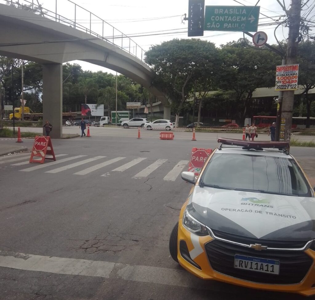 Caminhão derruba poste e complica trânsito na Via Expressa, em BH - Foto: Divulgação/BHTrans