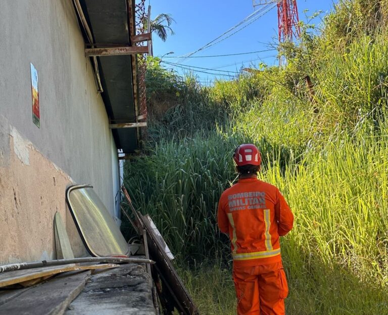 Adolescente cai de barranco de 5 metros e é abandonada por amigos em BH - Foto: Divulgação/CBMMG