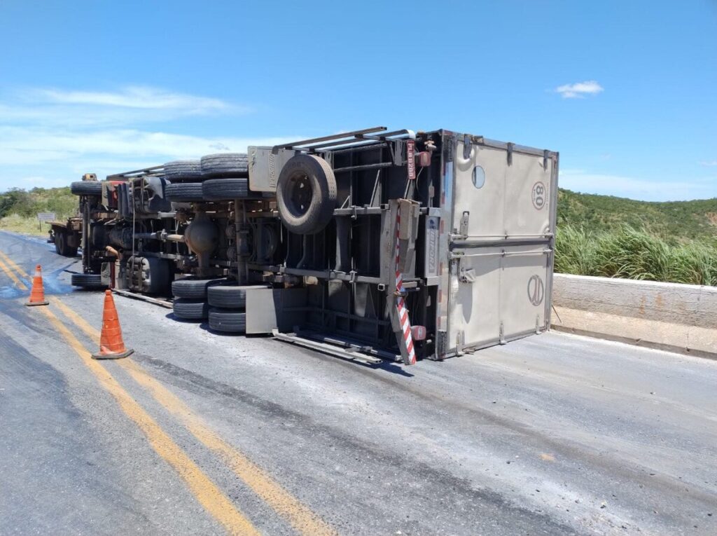 Acidente entre moto e carreta deixa dois mortos na BR-251, no Norte de Minas - Foto: Divulgação/CBMMG