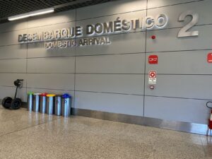 Mais 52 brasileiros deportados dos EUA chegam ao Aeroporto de Confins - Foto: Elberty Valadares/Por Dentro de Minas