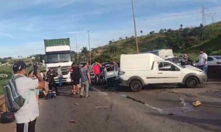 Engavetamento entre cinco veículos deixa motociclista ferido na Fernão Dias, na Grande BH - Foto: Reprodução/Redes Sociais