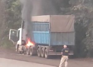 Caminhão carregado com carvão pega fogo na BR-040, em Congonhas - Foto: Reprodução/Redes Sociais