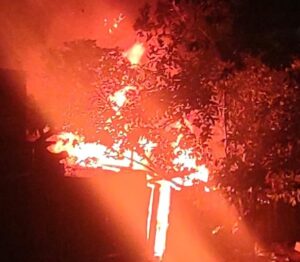 Incêndio destrói casa de dois andares em Betim - Foto: Divulgação/CBMMG