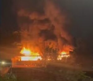 Três pessoas ficam feridas apís incêndio em casa no bairro Providência, em BH - Foto: Reprodução/Redes Sociais