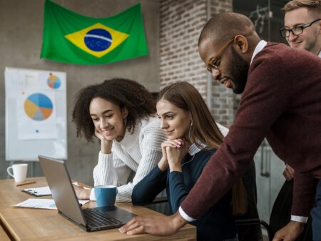 Como o crescimento do Brasil aumenta a demanda por profissionais que alam inglês - Foto: freepik