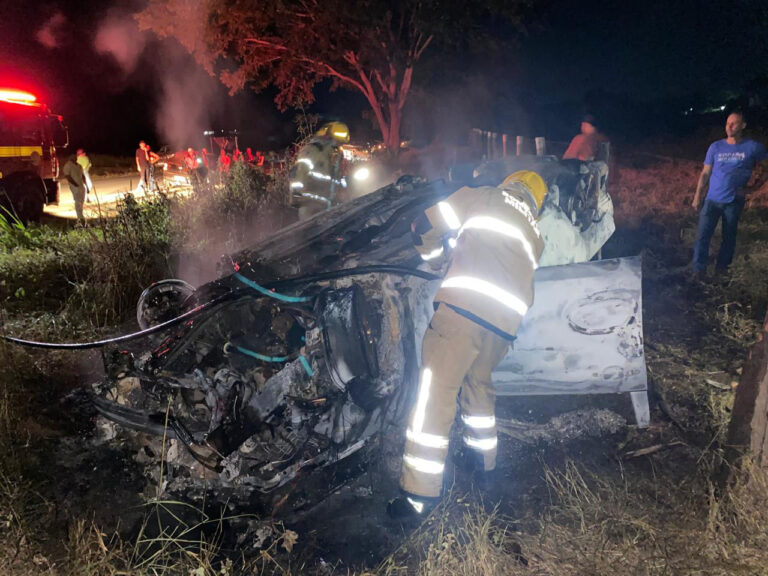 Irmãos morrem carbonizados após acidente de carro no Norte de Minas - Foto: Divulgação/CBMMG
