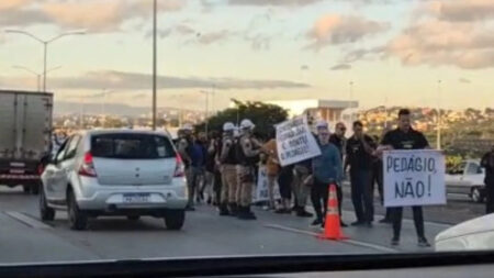 Manifestantes protestam contra pedágios na MG-010 em frente à Cidade Administrativa - Foto: Divulgação