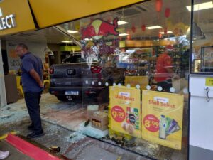 Idosa perde controle do carro e destrói loja de conveniência no Buritis - Foto: Reprodução/ Redes Sociais