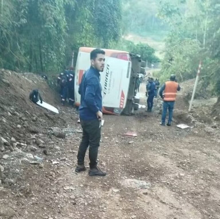 Trabalhador morre e 42 pesoas ficam feridas após ônibus tombar em Santa Bárbara - Foto: Reprodução