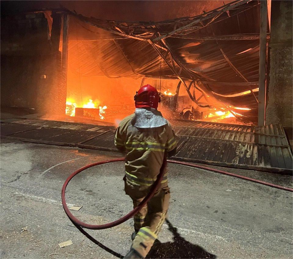 Incêndio de grandes proporções destrói galpão de recicláveis em Betim - Foto: Divulgação/ CBMMG