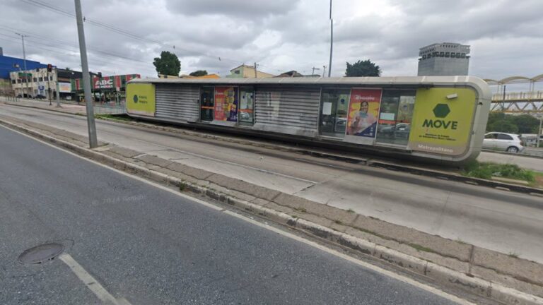 Homem é atropelado ao atravessar pista do MOVE na Avenida Antônio Carlos, em BH - Foto: Reprodução/Google Street View