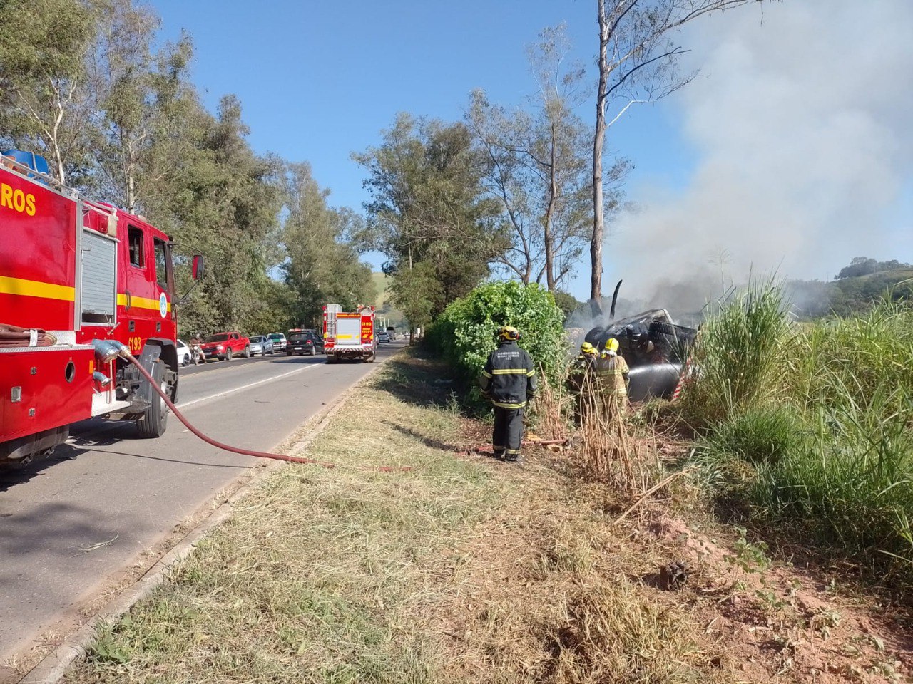 Motociclista de 21 anos tem perna amputada e morre acidente na BR-459, em Itajubá - Foto: Divulgação/Corpo de Bombeiros