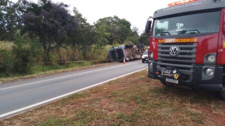 Motorista de caminhão com mamão morre após acidente em rodovia de MG - Foto: Divulgação/CBMMG