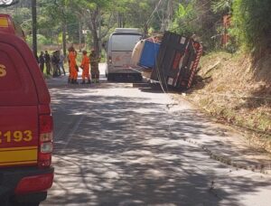 Acidente entre caminhão e micro-ônibus deixa vítimas em Ouro Preto - Foto: Divulgação/CBMMG