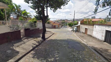 Mulher morre após ser enforcada por companheiro no Bairro Glória, em BH - Foto: Reprodução/Google Street View