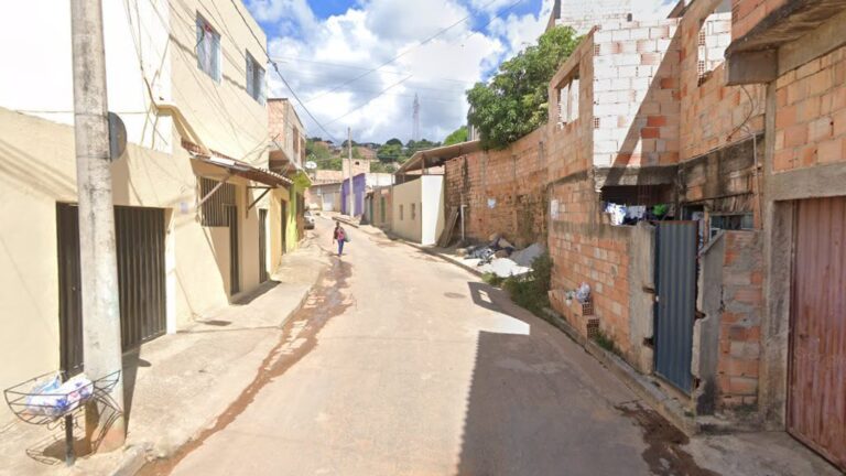 Homem morre baleado e outros dois ficam feridos no Barreiro, em BH - Foto: Reprodução/Google Street View