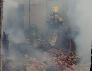 Incêndio destrói marcenaria e atinge residência no bairro Padre Eustáquio, em BH - Foto: Divulgação/CBMMG