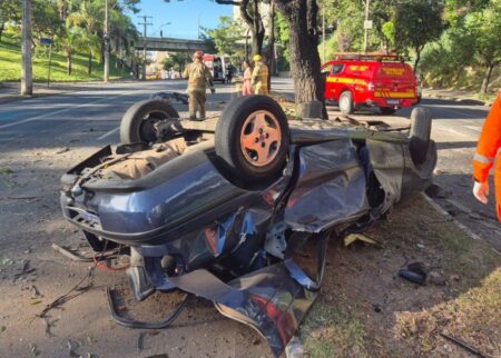 Homem morre após carro capotar na Avenida Carlos Luz, em BH - Foto: Divulgação/CBMMG