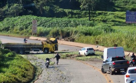 Caminhão com laranjas capota, deixa ferido e fecha pista da BR-040, em Congonhas - Foto: Reprodução/Redes Sociais